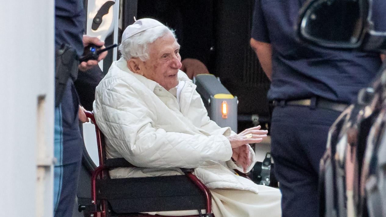 Der emeritierte Papst Benedikt XVI ist zum ersten Mal seit seinem Rücktritt vor mehr als sieben Jahren nach Deutschland zurückgekehrt. Der gebürtige Bayer besuchte seinen kranken Bruder. 