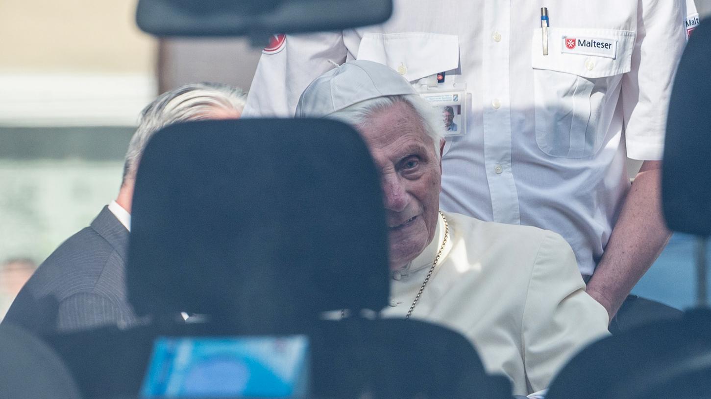 Der als Joseph Ratzinger geborene Ex-Papst war am Donnerstag überraschend in Regensburg eingetroffen, um seinen erkrankten Bruder noch einmal zu sehen.