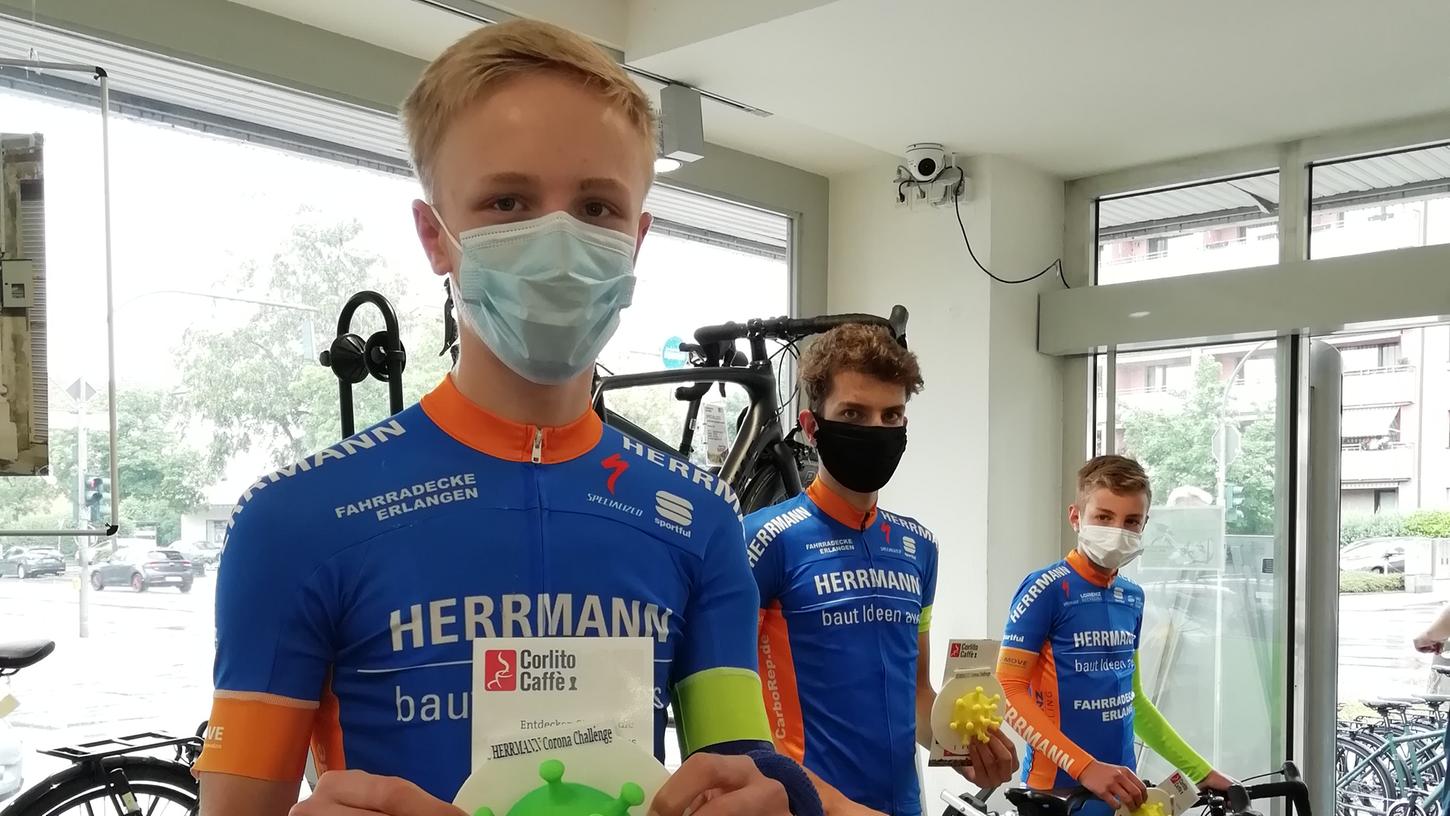 Die Sieger der Corona-Challenge (von links nach rechts): Ole Streich (mit Gipsarm), Mathieu Stenzel und Philip Schatz. Die Sieger der Corona-Challenge (von links nach rechts): Ole Streich (mit Gipsarm), Mathieu Stenzel und Philip Schatz.