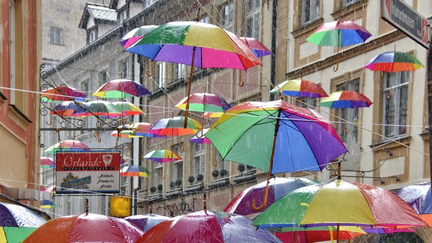 Ob die bunten Schirme in Bamberg tatsächlich den Sturzregen abhalten konnten?