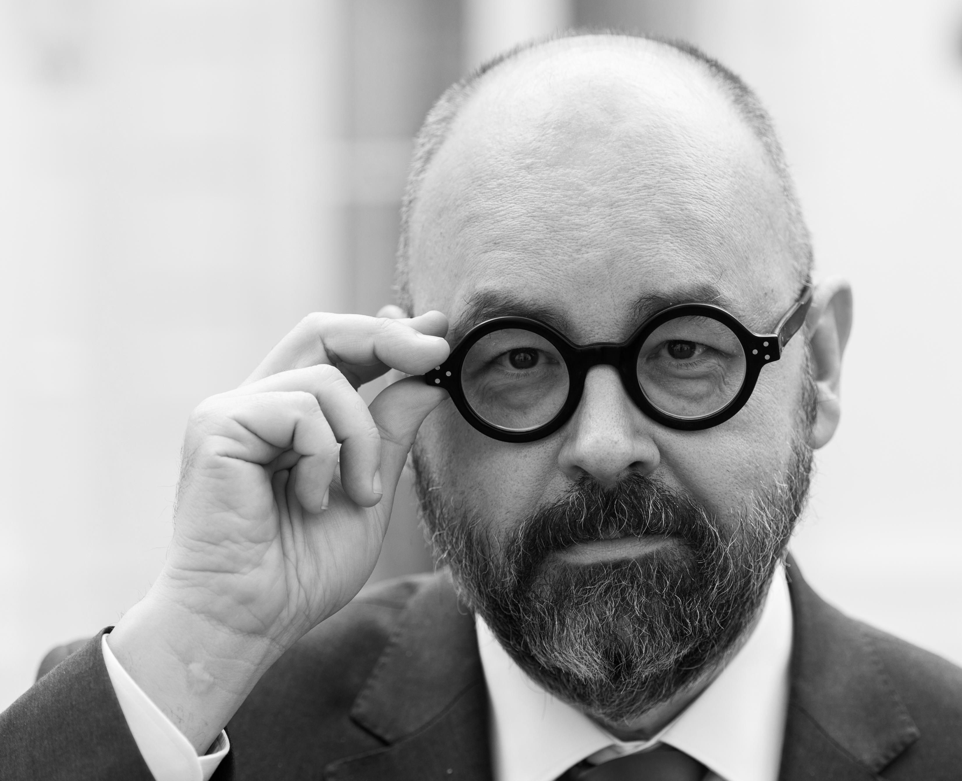 Carlos Ruiz Zafón galt als einer der erfolgreichsten spanischen Schriftsteller der Gegenwart. Mit seinen Barcelona-Romanen wurde er weltberühmt. Am 19. Juni 2020 ist er nach einem Krebsleiden in Los Angeles gestorben.