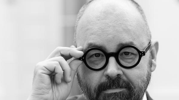 Carlos Ruiz Zafón galt als einer der erfolgreichsten spanischen Schriftsteller der Gegenwart. Mit seinen Barcelona-Romanen wurde er weltberühmt. Am 19. Juni 2020 ist er nach einem Krebsleiden in Los Angeles gestorben.