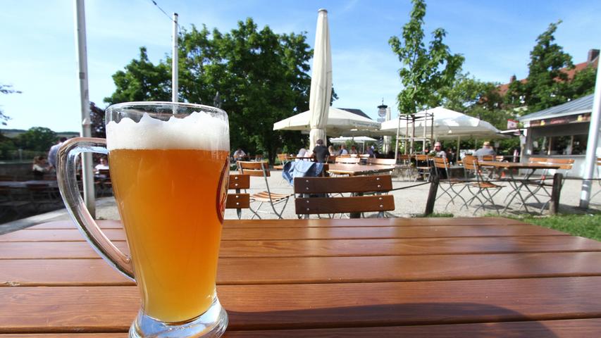 Nichts verleiht so schnell Sommergefühle wie ein Besuch im Biergarten. Zum Glück gibt es in Nürnberg einige davon! Der Tucherhof, der Z-Bau-Biergarten oder der Biergarten Hummelstein sind da nur drei Beispiele.