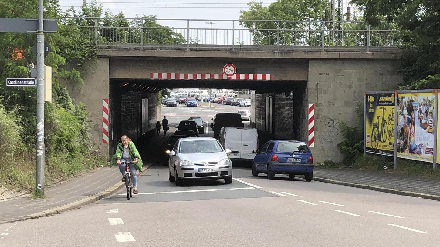 Ein Gefahrenherd für Radfahrer ist die enge Bahnunterführung in der Höfener Straße im Nürnberg-Fürther Grenzgebiet. Ein Überholverbot soll sie sicherer machen.