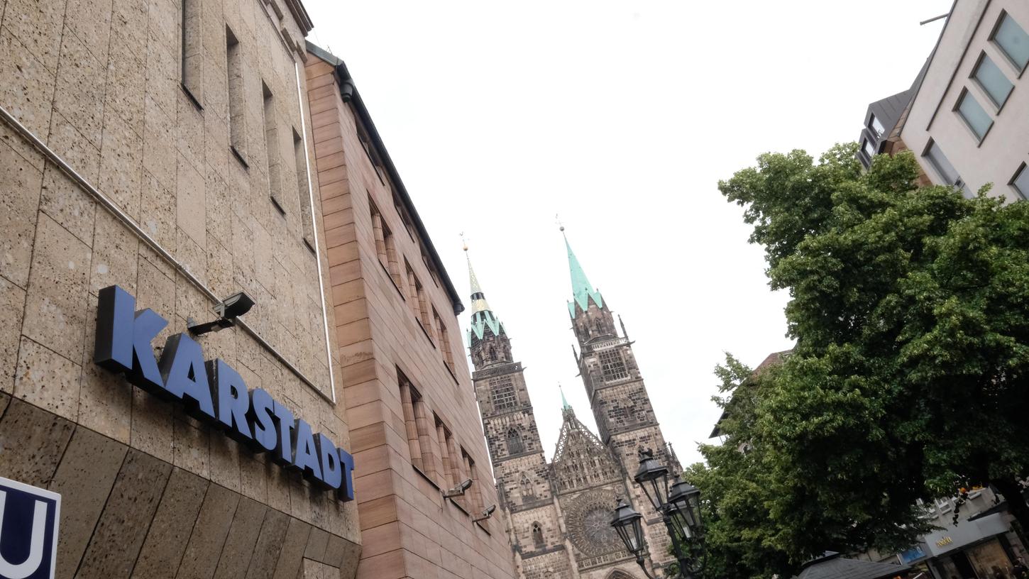 62 der bundesweit 172 Filialen der schwer angeschlagenen Warenhauskette stehen vor dem Aus - auch die, die in Nürnberg in der Nähe der Lorenzkirche steht.