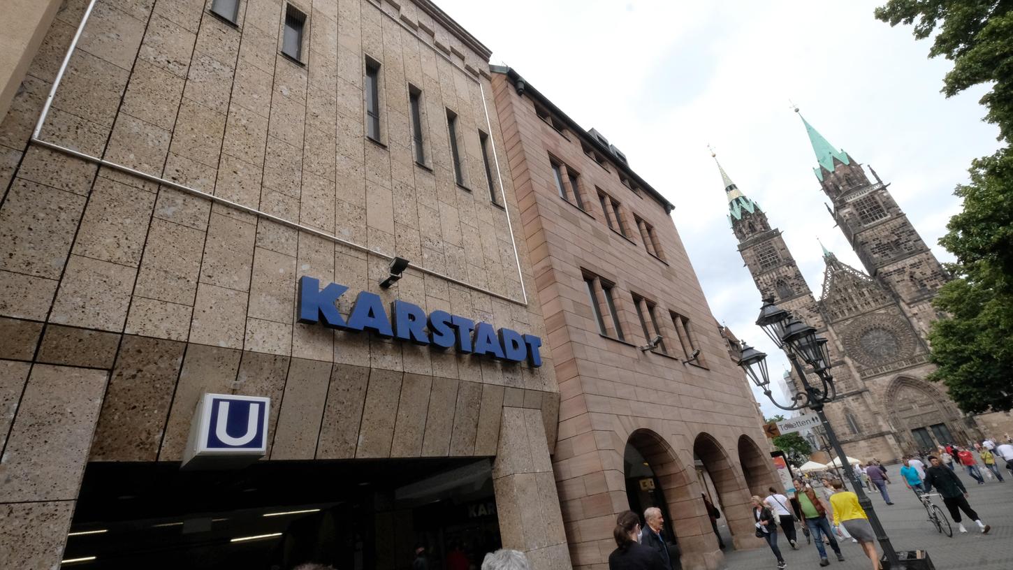 Die Stadt Nürnberg will unter anderem die Eingangssituation bei der Karstadt-Filiale an der Lorenzkirche verbessern.