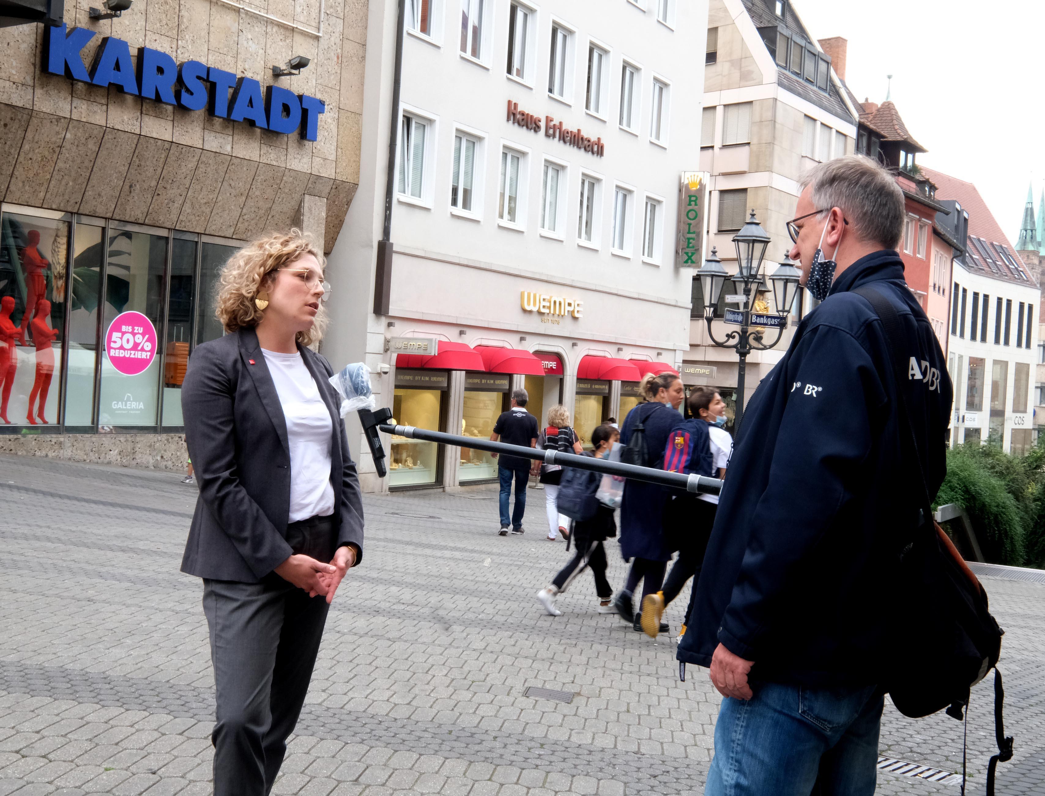 "Nach wie vor gilt, dass wir nicht kampflos aufgeben werden. Wir kämpfen um jeden Arbeitsplatz und beide Häuser", betonte Jana Hampel, Gewerkschaftssekretärin bei Verdi Mittelfranken.