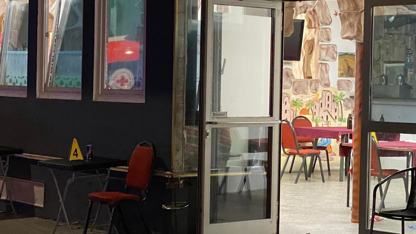 Spurensicherung und Kriminalpolizei untersuchen den Tatort. In diesem Internetcafé in Ingolstadt ist am Freitagabend ein Mann getötet worden.