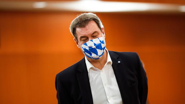 M wie Maske und Mund-Nase-Schutz: Vor Kurzem noch belächelt, dann Mangelware, inzwischen Pflicht in Bayern — der Mund–Nase-Schutz, der es rasch zum modischen Accessiore schaffte. Millionen Menschen wollen so eine Tröpfcheninfektion vermeiden. Eine Nürnberger Fleischerei wehrte sich kurzzeitig: "Sollten Sie uns unbedingt mit Masken sehen wollen, kommen sie im Fasching wieder", schrieb der Besitzer an seinen Laden.