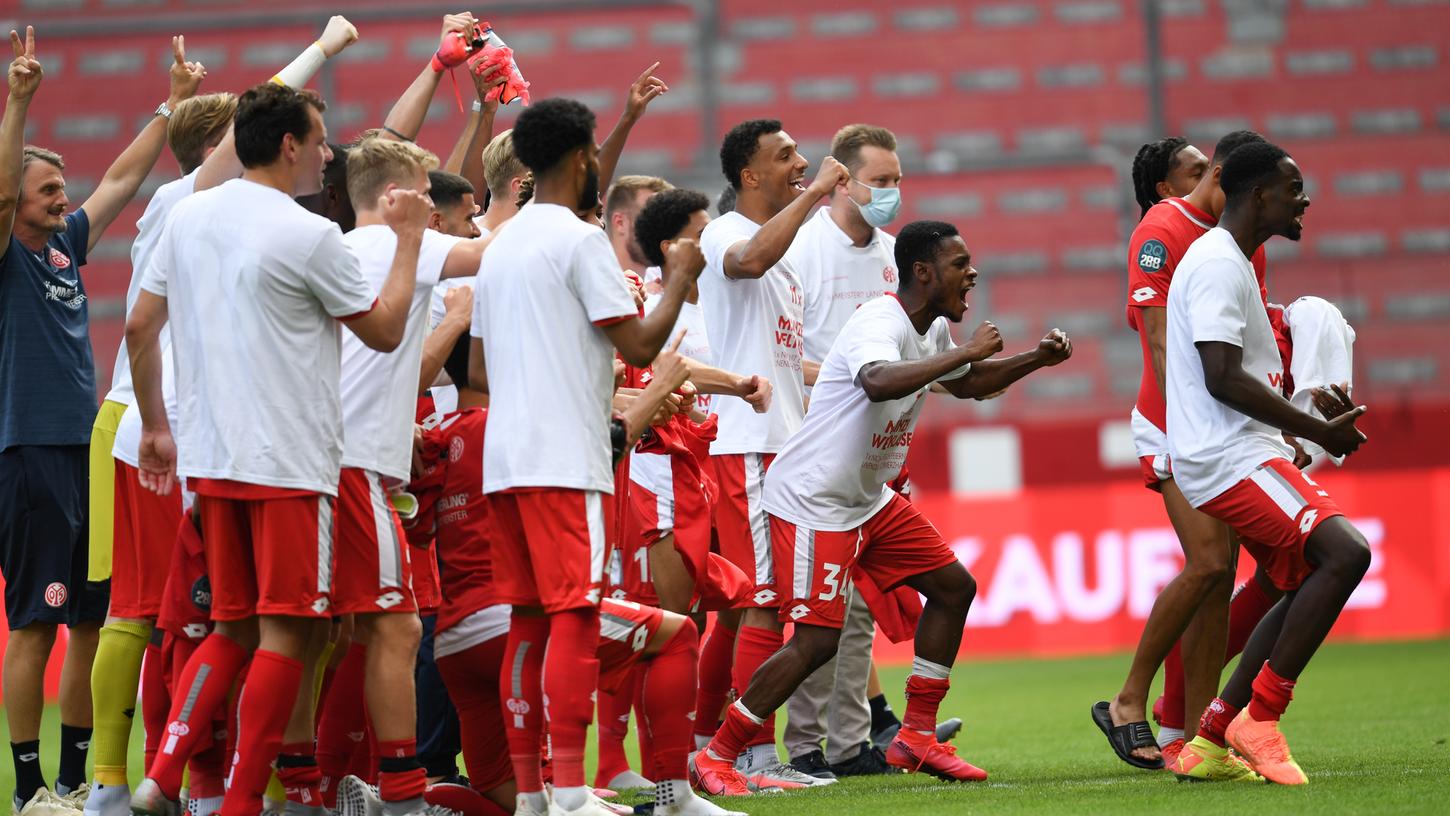 Während Mainz den Klassenerhalt feiert, muss Bremen weiter zittern, kann aber trotz der Niederlage noch hoffen.
Während Mainz den Klassenerhalt feiert, muss Bremen weiter zittern, kann aber trotz der Niederlage noch hoffen.