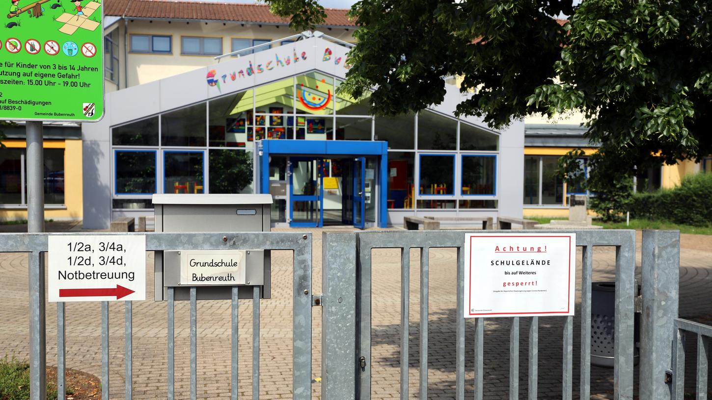 An der Grundschule in Bubenreuth, so die Rektorin Martina Zippelius-Wimmer, war es auch möglich, die Kinder in den Notbetreuungsgruppen am Videounterricht teilnehmen zu lassen und das eine oder andere iPad zu verleihen, wenn Eltern kein Endgerät zu Hause zur Verfügung hatten.