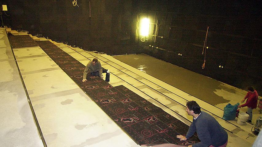 Nicht nur außen, sondern auch im Inneren des Kino-Komplexes wurde kräftig gebastelt. Teppichleger statteten die Vorführsäle großzügig aus, um ein kuscheliges Wohnzimmer-Feeling zu erzeugen, ...