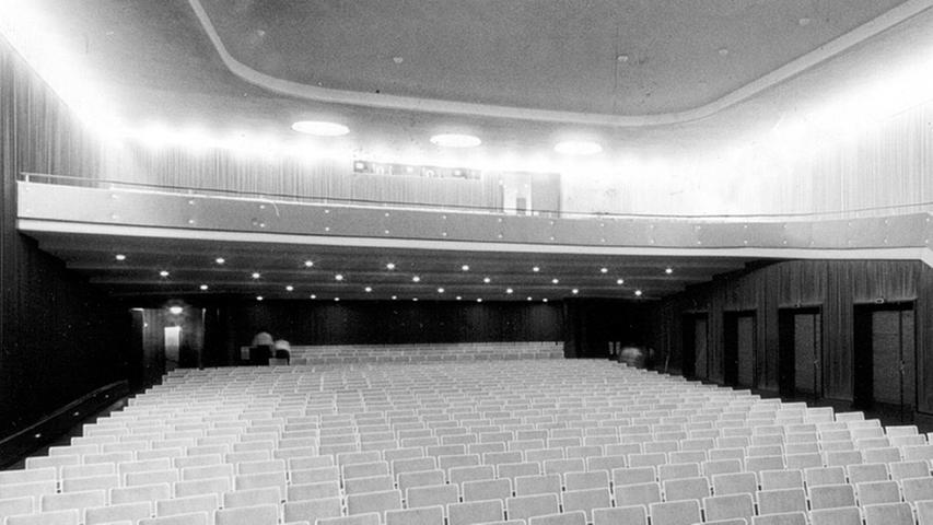 1957 war das Kino als "Admiral-Palast" neu eröffnet worden und bot 1000 Zuschauern Platz. Vor allem beschwingte Komödien standen hoch im Kurs, denn in der Nachkriegszeit war den Leuten selten nach Dramen zumute. Der erste Film, der im neueröffneten Lichtspiel-Palast vorgeführt wurde, hieß dann passenderweise auch "Der schönste Tag meines Lebens".