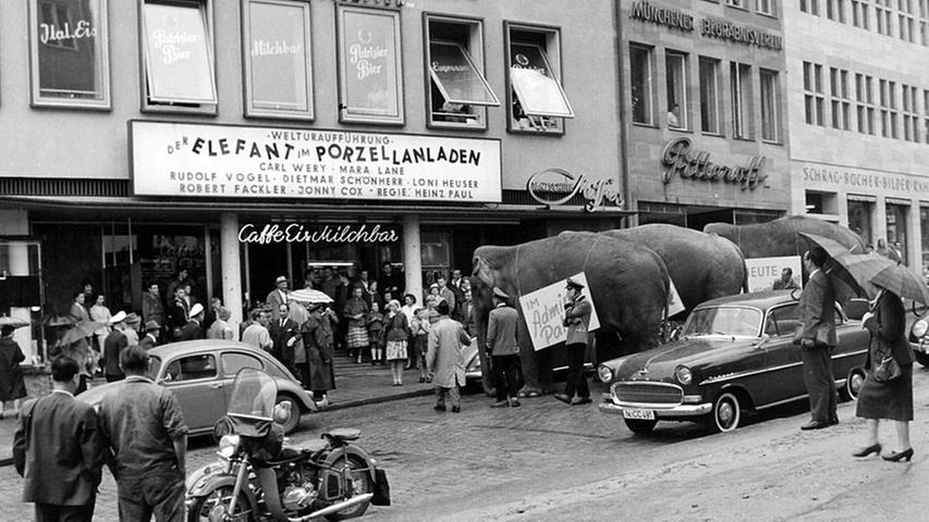 Marketing war Ende der 50er Jahre zwar noch ein Fremdwort, trotzdem wurden schon mal Elefanten geordert, um den Carl Wery-Streifen "Der Elefant im Porzellanladen" zu bewerben. Zu dieser Zeit hatte das Kino bereits einen anderen Namen und war in die Königstraße 9 umgezogen. Die komplette Zerstörung des Original-"LoLi" im Zweiten Weltkrieg hatte diesen Schritt zur Notwendigkeit werden lassen.