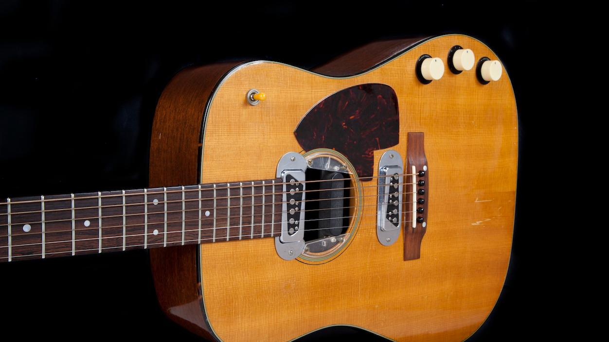 Die Gitarre des früheren Nirvana-Frontmanns Kurt Cobain hat bei einer Auktion einen Weltrekord-Preis von 6 Millionene US-Dollar erzielt.