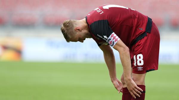 Mit 0:6 ging das Team von Trainer Jens Keller im heimischen Achteck gegen den Mitabsteiger der Vorsaison unter – nicht, weil die freilich finanziell und personell stärker aufgestellten Schwaben ein fußballerisches Feuerwerk abbrannten. Der Club verteilte an diesem vorletzten Spieltag der Corona-Saison schlichtweg haufenweise Geschenke, schenkte dem VfB damit quasi den Aufstieg und spendete seinen Mitkonkurrenten um den Klassenerhalt neue Hoffnung, der Club könnte doch noch absteigen. Könnte - das sollte indes kein Konjunktiv bleiben, erstreckte sich der Abstiegskampf der Nürnberger sogar bekanntlich über den 34. Spieltag hinaus.