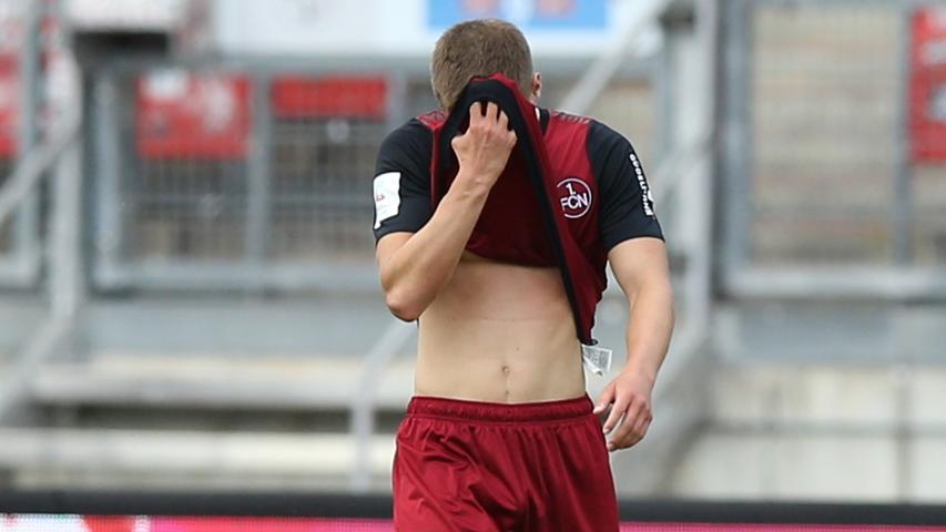 Der Virus machte auch vor dem ohnehin krisengebeutelten 1. FC Nürnberg nicht Halt: Eine Woche nach dem Duell mit Hannover, das zwei infizierte Spieler in seinen Reihen wusste, wird mit Fabian Nürnberger der erste Club-Profi positiv auf Covid-19 getestet.
Der Virus machte auch vor dem ohnehin krisengebeutelten 1. FC Nürnberg nicht Halt: Eine Woche nach dem Duell mit Hannover, das zwei infizierte Spieler in seinen Reihen wusste, wird mit Fabian Nürnberger der erste Club-Profi positiv auf Covid-19 getestet.