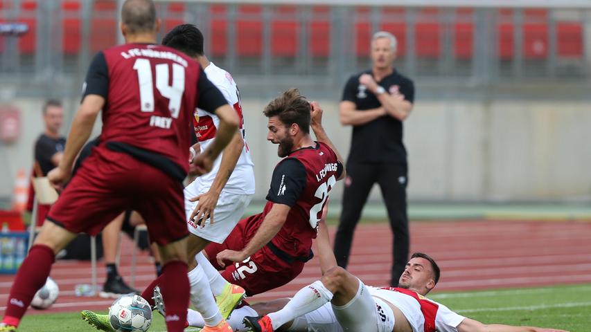 6:0 besiegt der Club am 32. Spieltag den SV Wehen Wiesbaden, mit einem anschließenden Erfolg gegen Stuttgart wären den Abstiegssorgen nahezu ein Ende gesetzt worden. Stattdessen zerlegt die Elf aus Cannstatt den 1. FC Nürnberg auf dessen heimischer Spielwiese, steigt somit auf, egalisiert den positiven Impact der Wehen-Partie auf das FCN-Torverhätnis und liefert dem Club ein Endspiel gegen Kiel.
6:0 besiegt der Club am 32. Spieltag den SV Wehen Wiesbaden, mit einem anschließenden Erfolg gegen Stuttgart wären den Abstiegssorgen nahezu ein Ende gesetzt worden. Stattdessen zerlegt die Elf aus Cannstatt den 1. FC Nürnberg auf dessen heimischer Spielwiese, steigt somit auf, egalisiert den positiven Impact der Wehen-Partie auf das FCN-Torverhätnis und liefert dem Club ein Endspiel gegen Kiel.