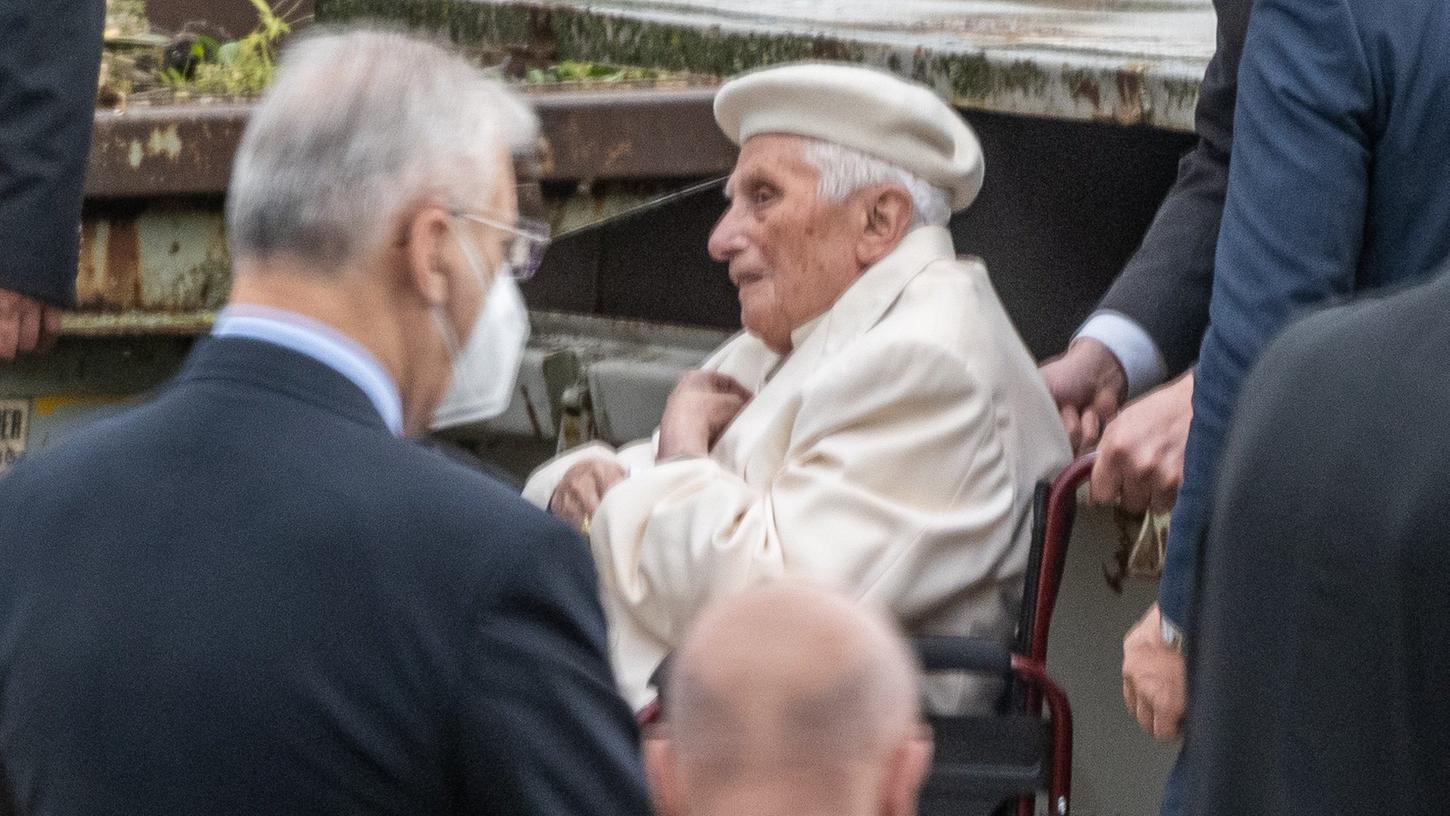 Der emeritierte Papst Benedikt XVI. besuchte das Grab seiner Eltern und Schwester nahe Regensburg.