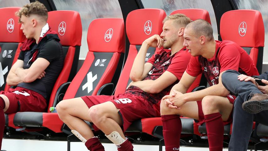 19-mal führte der 1. FC Nürnberg in der Saison 2019/20, in nicht einmal der Hälfte der Spiele brachte der Club den Vorsprung über die Ziellinie. Die insgesamt 25 verspielten Punkte sind symptomatisch für eine Spielzeit, in der der ambitionierte Altmeister letztendlich am Grat zur 3. Liga entlang wandelte. Doch auch Morddrohungen, Geisterspiele und eine fatale Torwartnot prägten eine enttäuschende Runde.