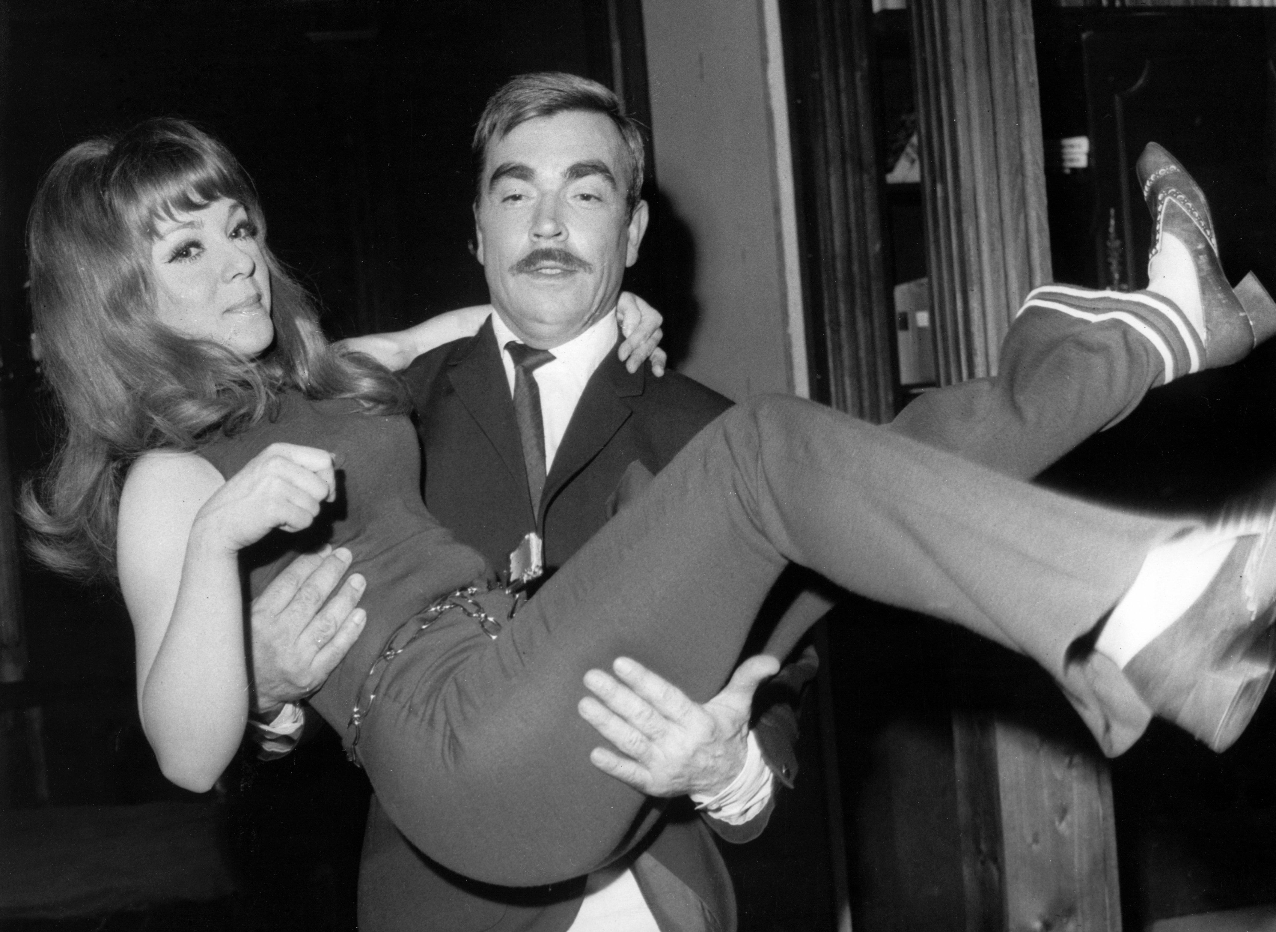 Bekannt wurde er als Herzensbrecher und Sonnyboy des Nachkriegsfilms: Claus Biederstaedt, deutscher Filmstar der 1950er und 1960er Jahre, ist kurz vor seinem 92. Geburtstag in Eichenau im oberbayerischen Landkreis Fürstenfeldbruck gestorben. Hier mit seiner Kollegin Anita Kupsch, in der Komödie "Ein Mädchen in der Suppe" 1968 an der Berliner Komödie am Kurfürstendamm.