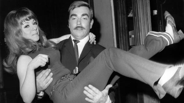 Bekannt wurde er als Herzensbrecher und Sonnyboy des Nachkriegsfilms: Claus Biederstaedt, deutscher Filmstar der 1950er und 1960er Jahre, ist kurz vor seinem 92. Geburtstag in Eichenau im oberbayerischen Landkreis Fürstenfeldbruck gestorben. Hier mit seiner Kollegin Anita Kupsch, in der Komödie "Ein Mädchen in der Suppe" 1968 an der Berliner Komödie am Kurfürstendamm.