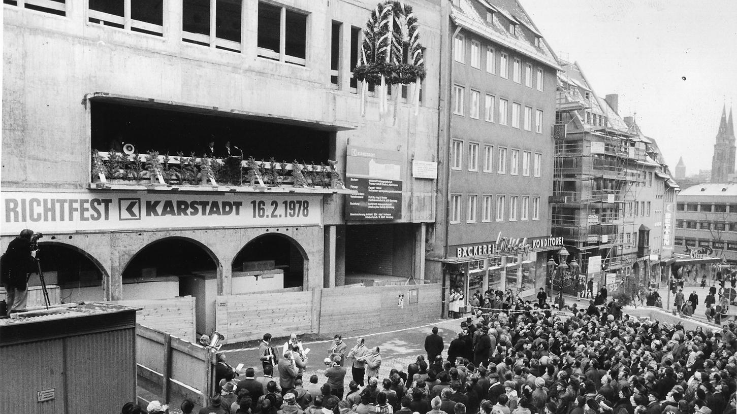 Hitorische Aufnahme: Am 16. Februar 1978 fand das Richtfest am Kaufhaus Karstadt an der Lorenzkirche statt.