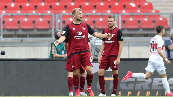 C wie Club (neben Coronafrisur, Coronaferien, Covididiot und weit mehr Begriffen): Für Clubfans bedeutet die Zwangspause eine harte Zeit. Nicht nur, weil sie seit Mitte März auf dem Sofa sitzen statt im Stadion. Auch, weil der Club selbst von Corona betroffen war und in Quarantäne musste. Und dann stieß das Kleeblatt den 1. FC auch noch in einem GeisterDerby in Richtung 3. Liga.