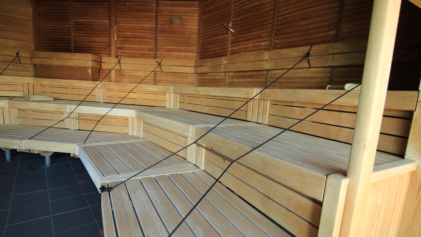 Die große Panorama-Sauna ist ebenfalls mit Bändern bestückt, sodass die Abstände eingehalten werden - Sardinenbüchsen-Flair bleibt somit aus.