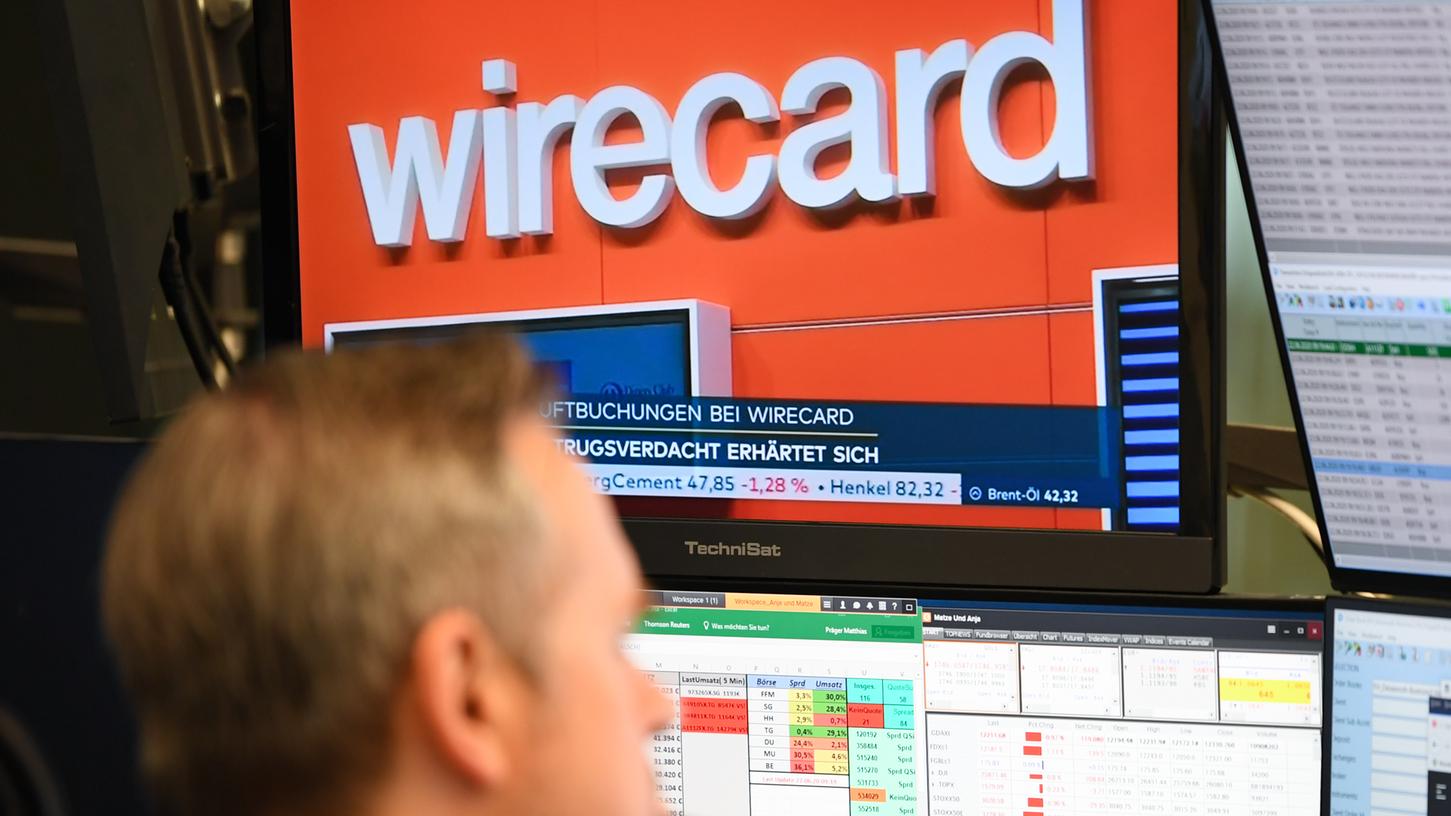 Auf dem Fernsehmonitor eines Aktienhändlers an der Frankfurter Wertpapierbörse läuft die Nachricht, dass sich der Betrugsverdacht bei Bezahldienstleister Wirecard erhärtet.