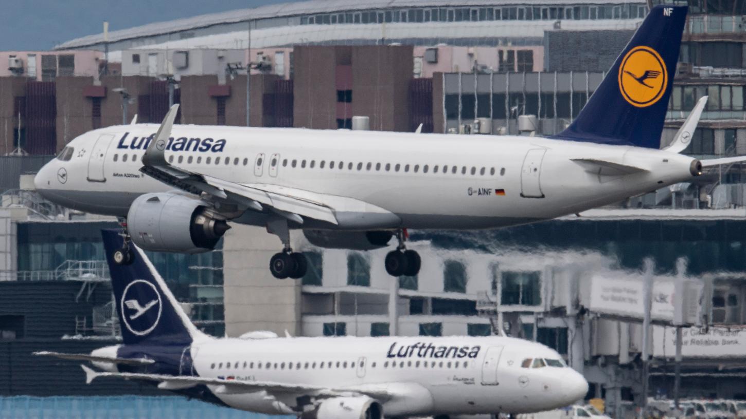Eine Passagiermaschine der Lufthansa landet auf dem Flughafen in Frankfurt. Der Konzern ist in der Coronakrise mächtig ins Schlingern geraten.