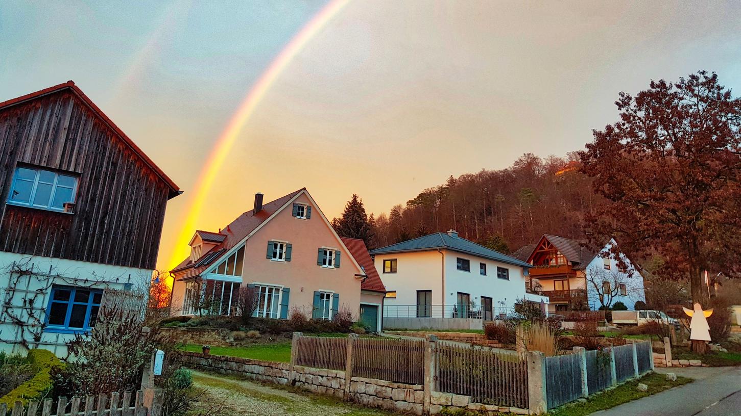 Modernes Holzhaus neben fränkischem Satteldach neben Toskana-Haus neben Landhaus: In der Sommerhausstraße im Treuchtlinger Ortsteil Dietfurt herrscht ein bunter Stilmix auf engstem Raum. Um Bauwillige für Neubaugebiete zu gewinnen, ist eine solche Wahlfreiheit heute oft nötig, in gewachsenen Ortskernen kann sie aber den historischen Charakter zerstören. Modernes Holzhaus neben fränkischem Satteldach neben Toskana-Haus neben Landhaus: In der Sommerhausstraße im Treuchtlinger Ortsteil Dietfurt herrscht ein bunter Stilmix auf engstem Raum. Um Bauwillige für Neubaugebiete zu gewinnen, ist eine solche Wahlfreiheit heute oft nötig, in gewachsenen Ortskernen kann sie aber den historischen Charakter zerstören.