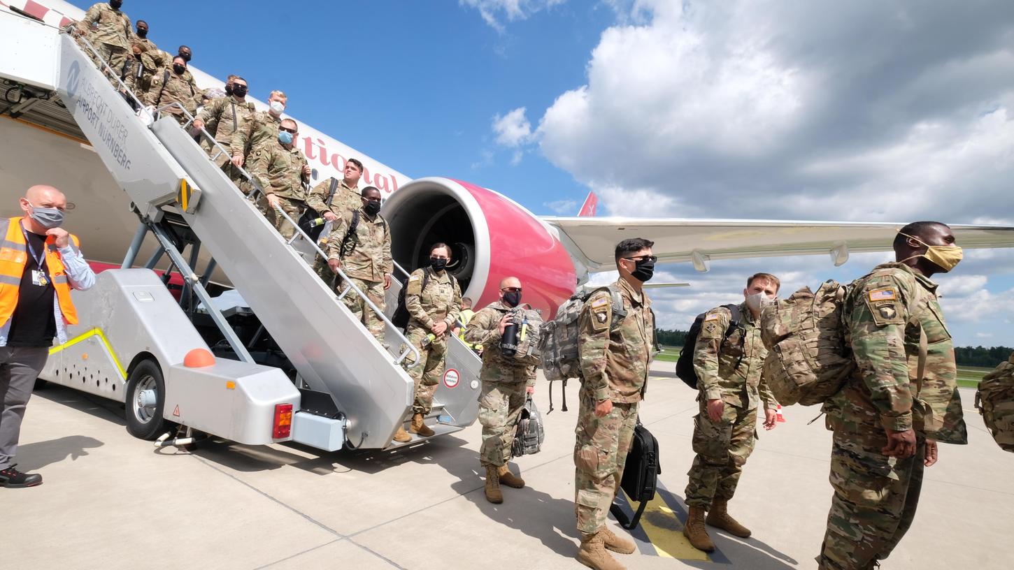 230.US-Soldaten trafen am Montagmorgen am Flughafen ein.