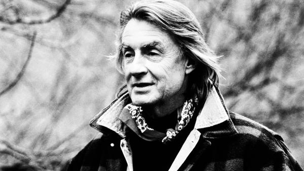 "Batman"-Regisseur Joel Schumacher feierte in Hollywood Erfolge und nahm Flops mit Humor. Er drehte mit Stars wie Nicole Kidman, Julia Roberts und Michael Douglas. Mit 80 Jahren erlag er einem Krensleiden.