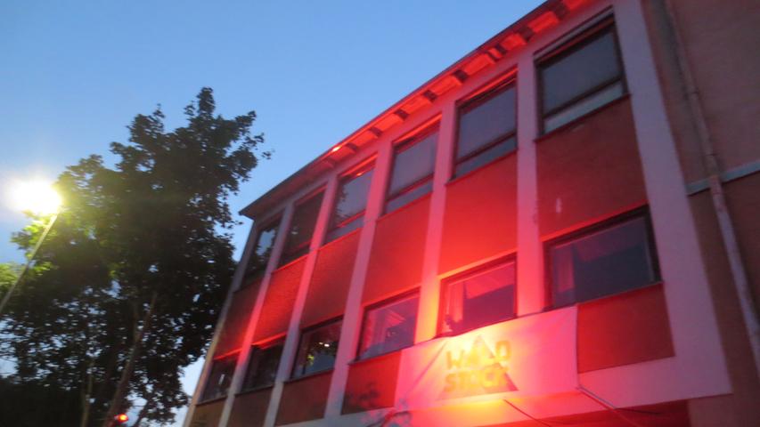 Brauerei und Pegnitzer Rathaus in rotes Licht getaucht