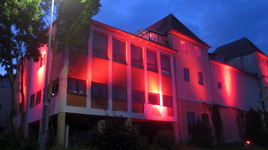 Brauerei und Pegnitzer Rathaus in rotes Licht getaucht