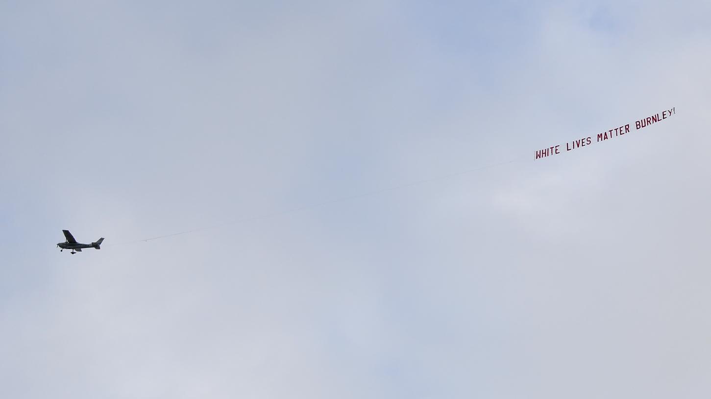 Kurz nach Anpfiff überflog das Flugzeug mit dem Banner das Etihad-Stadion. 