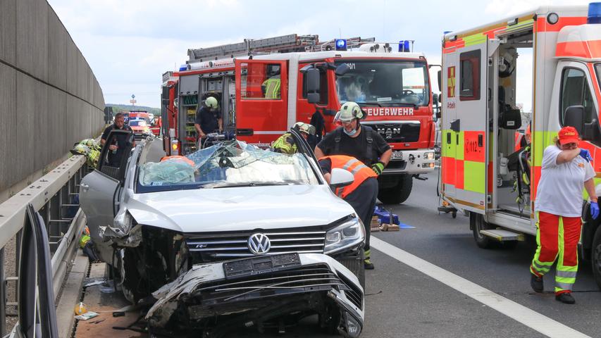 Kurz vor 12 Uhr mittags ist es am Montag auf der A73, zwischen den Anschlussstellen Forchheim-Süd und -Nord zu einem schweren Verkehrsunfall gekommen.