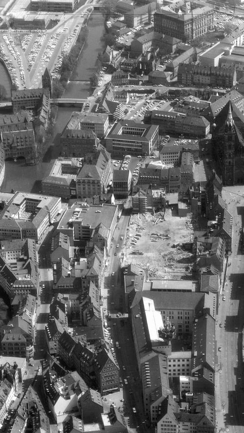 Hier wird einem das Ausmaß des Bauprojektes bewusst: Dieses Foto zeigt aus der Luft die Großbaustelle des Kaufhauses Karstadt an der Nürnberger Lorenzkirche. Das Luftbild entstand am 14. Juni 1975.