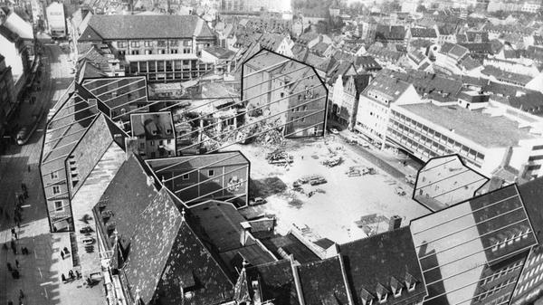 Aus einer leicht abgewandelten Perspektive zeigt dieses Foto die damalige Großbaustelle: Es wurde am 17.2.1978 mit folgender Bildunterschrift in den Nürnberger Nachrichten veröffentlicht: "Für den Bau der U-Bahn und des neuen Karstadt-Kaufhauses haben die ersten konkreten Maßnahmen begonnen: der Abbruch von Gebäuden im Hörmannsgäßchen und in der Adlerstraße. Im ersten Anlauf fallen das ehemalige Anwesen der Dresdner Bank (hinten), das Anwesen Königstraße 14 (re.), das Haus Adlerstraße 1 (re. vor dem Parkhaus) und das Rückgebäude Wormser. Wenn ab 1976 das Kaufhaus errichtet wird, müssen weitere Häuser fallen. Auf diesem Bild ist - schraffiert dargestellt - der Umfang zu erkennen, den der Neubau erreichen wird."
