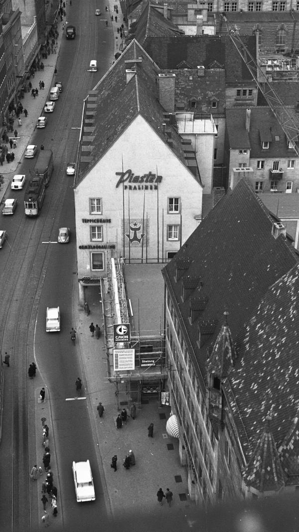 Eine weitere Aufnahme der Bauarbeiten zum Neubau in der Karolinenstraße 6 in der Nachbarschaft von Nassauer Haus und später Karstadt (dahinter). Das Foto zeigt den Blick von der Lorenzkirche Richtung Karolinenstraße, Nassauer Haus.