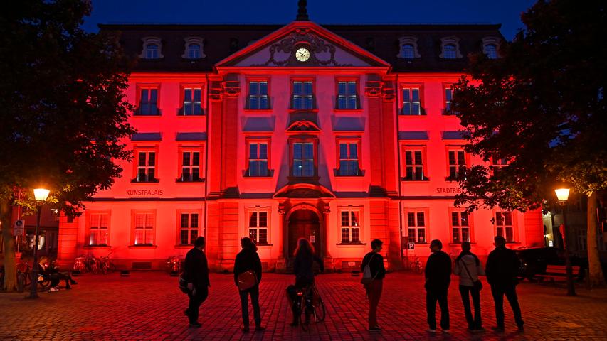 Corona-Shutdown, Tag 98: "Night of Light" ist ein Appell in Rot der coronabedingt brachliegenden Veranstaltungswirtschaft. Hier: das Palais Stutterheim mit Kunstpalais und Stadtbibliothek.
