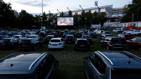 A wie Autokino oder Abstandsnudel: Das totgeglaubte Autokino, es lebt! Das Relikt aus den 1950er Jahren garantiert gemeinsames Gucken ohne Infektionsgefahr. An vielen Orten schauen Cineasten plötzlich Filme durch die Windschutzscheibe, ob am Nürnberger Flughafen, am Max-Morlock-Stadion oder im Rother Industriegebiet. Auch die Poolnudel bekommt eine andere Bedeutung: Sie dient zur Einhaltung des Mindestabstands, zum Beispiel beim Radeln.
