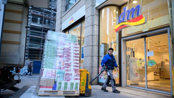 D wie Drogeriemarkt: Klopapier, Kondome, Desinfektionsmittel — das alles gibt es in der Drogerie. Ein Laden, der immer geöffnet hatte und mit einem Mal durchaus angesagt war. Manchmal musste man hier sogar an Türstehern wie sonst an Discos vorbei.