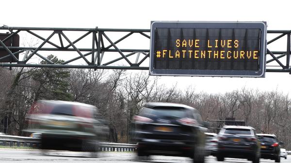 Die "Abflachung der Kurve" war vor allem anfangs eine Parole und Strategie für die öffentliche Gesundheit, um die Ausbreitung des Sars-CoV-2-Virus wenigstens zu verlangsamen.