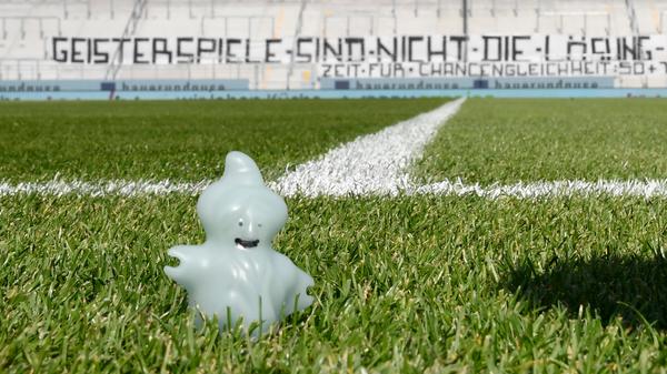 G wie Geisterspiele: Fußballspiele ohne Publikum waren bisher nur vereinzelt als Sanktion gegen Vereine denkbar. Doch nun macht die ganze Bundesliga beim Fernseh-Fußball mit. Der DFL hat es geschafft:Trotz kritischer Stimmen kicken die Spieler seit Mitte Mai vor leeren Rängen.
