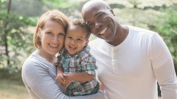 Altmodischer Begriff bei den Kontaktbeschränkungen. Kanzleramtschef Helge Braun sagte im März 2020, Verabredungen "abseits der Kernfamilie" gingen jetzt nun mal nicht. Lebensmodelle jenseits engster Blutsverwandter wurden da übersehen. In Belgien etwa dachte man moderner und sprach von "Knuffelkontakten", also selbstbestimmten Leuten zum Nahekommen.