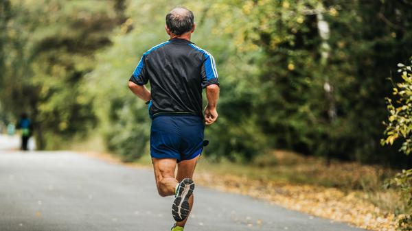 J wie Joggen: Jedermann joggt jetzt. Seit den Ausgangsbeschränkungen ist die Lust am Laufen neu entflammt. Viele zieht es in den Reichswald, andere wandern durch die Fränkische Schweiz. Manchmal geht es auf den Strecken ganz schön eng zu, nicht alle Einheimischen begrüßen dies.