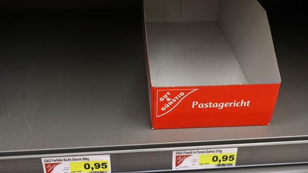 N wie Nudeln (neben "neue Normalität" oder Nullsemester): Makkaroni in Mengen — die Angst nichts mehr zu ergattern, war anfangs groß. Auch die Franken und Oberpfälzer waren ganz auf Pasta fixiert. Denn wenn plötzlich alle daheim essen, muss es fix gehen. Also her mit den Spaghetti! Aber irgendwann gab’s in den Discountern nur noch fünf Packungen pro Person. Und auch die Hefe wurde rationiert, um dem plötzlichen Brotback-Trend zu begegnen.