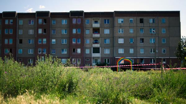 Q wie Quarantäne: Viele kranke Menschen begeben sich freiwillig in häusliche Isolation, andere schickt das Gesundsheitsamt nach Haus, wieder andere halten sich nicht daran: Die einschneidende Maßnahme dient dazu, eine weitere Verbreitung der Krankheit zu verhindern. Die Redewendung "Quarantäne und chill" bedeutet übrigens: sich zuhause ausruhen, entspannen oder Sex haben.